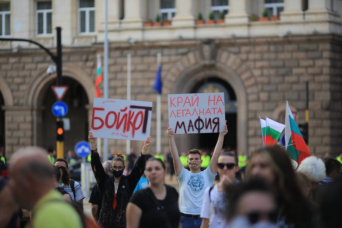 Човек с нож и друг с наркотици са задържани в петък при протестите