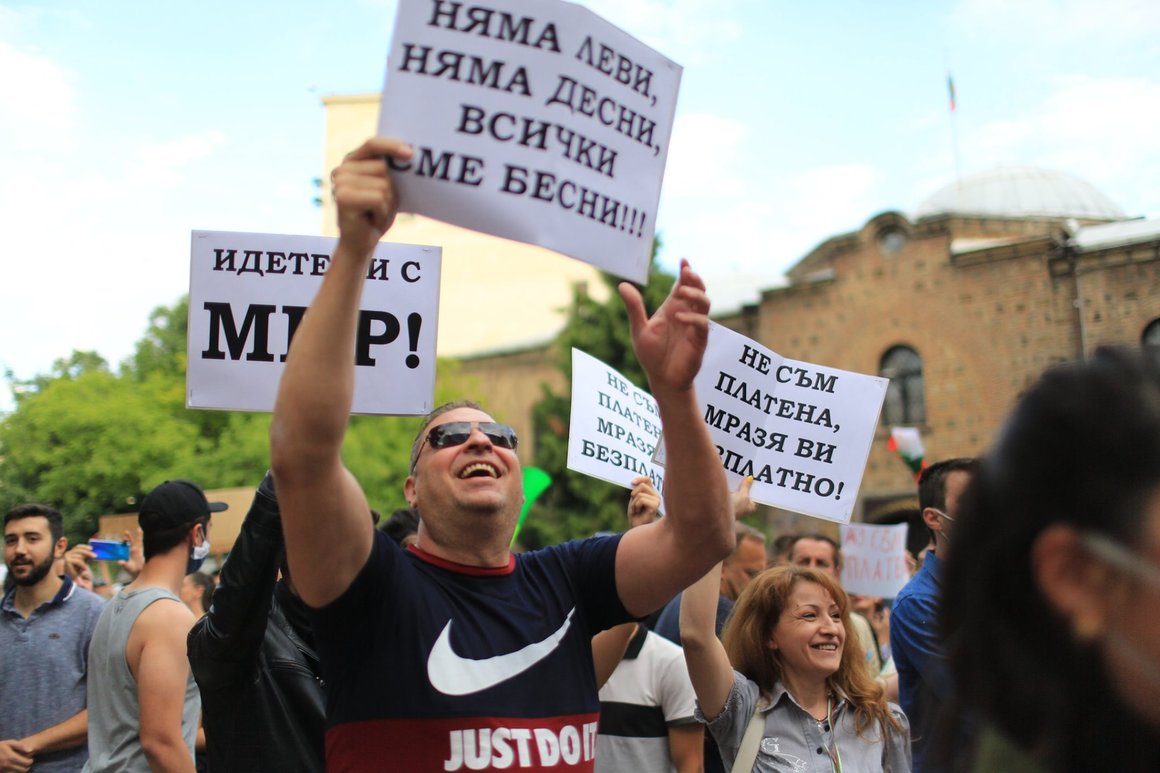 "Не съм платена, мразя ви безплатно", пише на плаката на една от протестиращите жени в София.