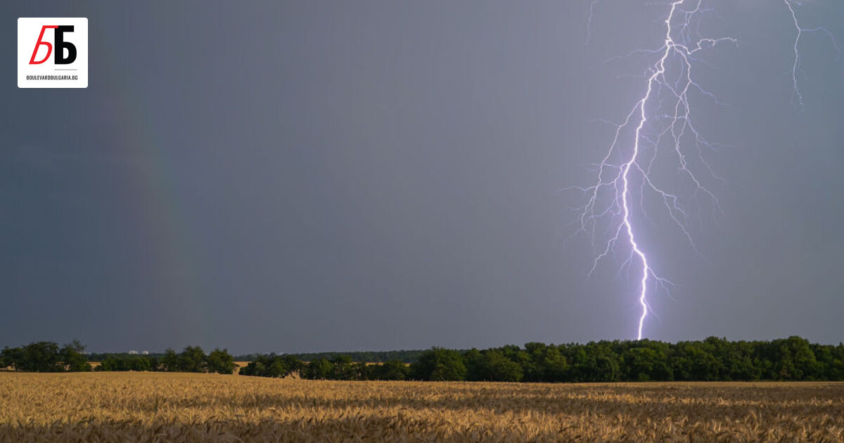 Предупредителен жълт код за валежи, придружени с гръмотевици, е в