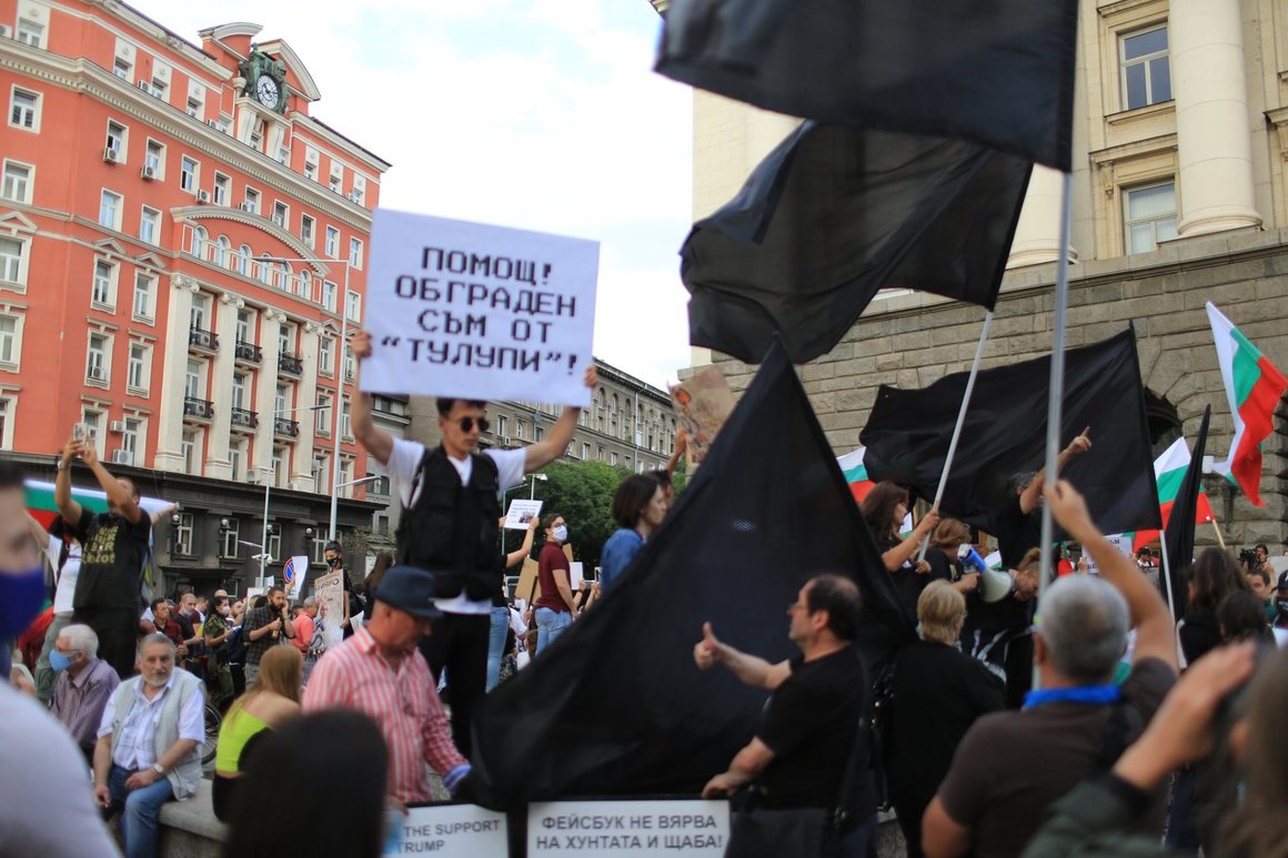 "Помощ, заобиколен съм от тулупи" - плакатът е препратка към думите на Борисов, когато през май той се обърна с тях към част от гражданите. Премиерът описа тежкото си всекидневие - извън брифингите всеки ден работел с щаба, за да спорят относно различните мерки. "Без събота, без неделя, докато някои тулупи спят до обяд и после пишат постове", каза тогава министър-председателят.