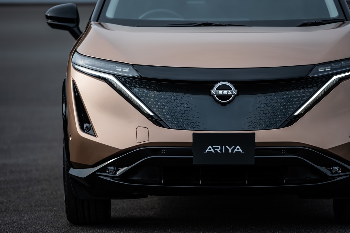Nissan представиха новия си модел Ariya - изцяло електрически купе-кросоувър с прогнозен пробег до 500 км, с който компанията планира да постави началото на нова стратегия за развитие. Ariya e първият изцяло електрически модел от Nissan след премиерата на хечбека Leaf - един от най-успешните ранни електромобили. Ariya идва с по-елегантен и семпъл дизайн, като поставя високотехнологичните решения в ядрото на системата за управление.