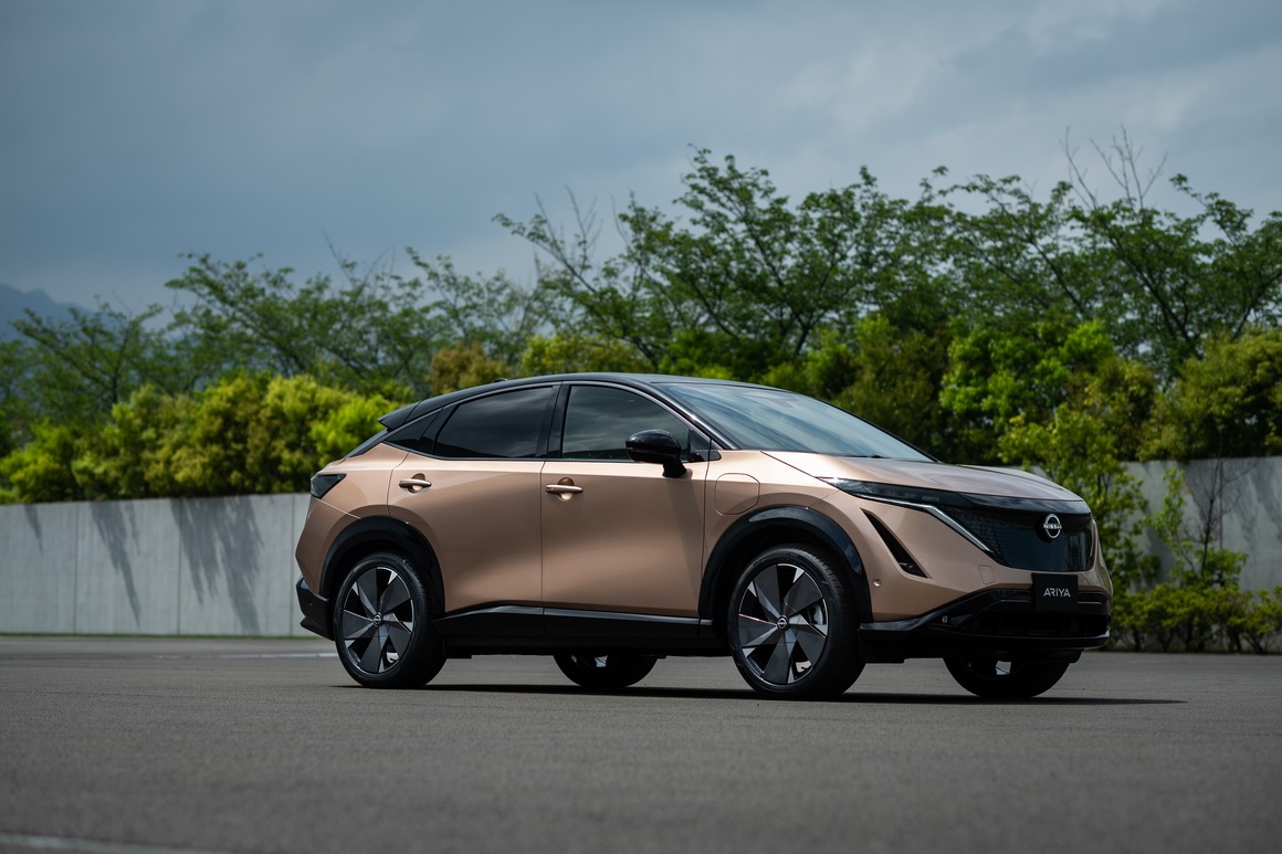 Ariya показва изцяло обновеното лого на Nissan в центъра на аеродинамичната решетка. Емблемата свети ярко благодарение на 20 LED светодиода, от които е изградено. Долната част на решетката е подчертана с фино осветление, което се включва заедно с логото, когато автомобилът е готов за движение. Дневните светлини с вградени четири 20-милиметрови прожектора са комбинирани с мигачите, за да подсилят V-образния челен дизайн на Ariya.