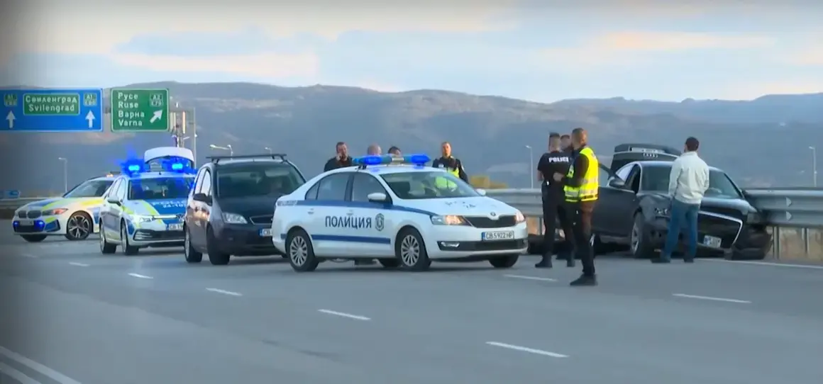 11 мигранти, натъпкани в лека кола, катастрофираха след гонка с полицията