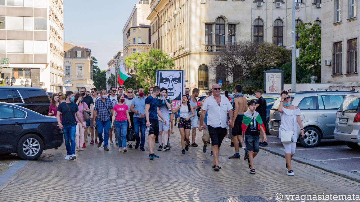 България по "1984" на Оруел: "Obey" ("Подчинявай се") има нов превод в стилистиката на протестите.