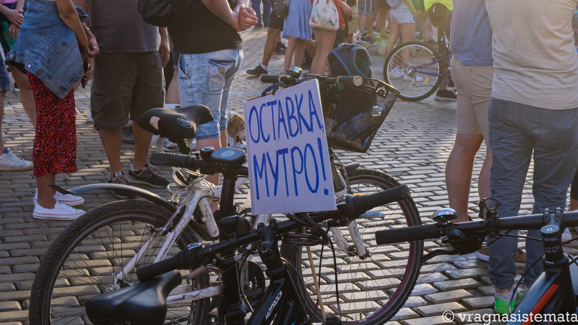 "Мутрата" - образът на борците и охранителите от групировките на 90-те години, образът на буквалната силова власт, в която мускулите често заместват интелекта - се превърна в символ на онова, срещу което протестът се бори.