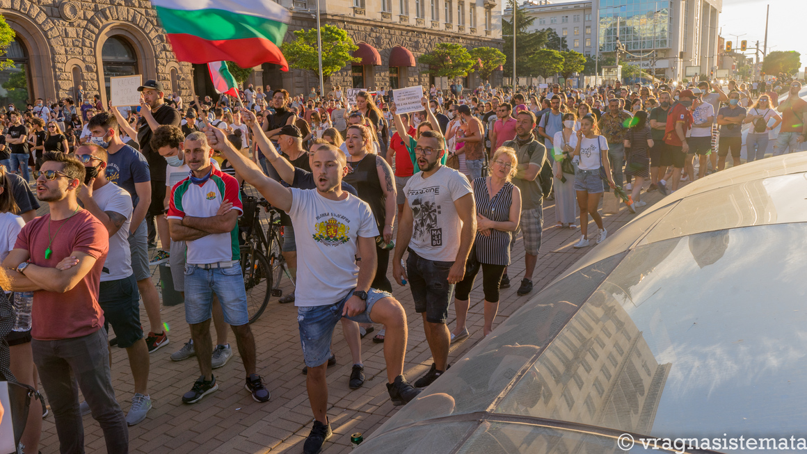 Патриотизмът тук има ново измерение. Няма националистическа омраза, а желание за защита на ценностите в България - от природата до държавността. Мнозина казват, че са на улицата, защото не желаят да се превърнат в поредното поколение на емигранти и гастарбайтери, а искат да живеят в нормална държава.