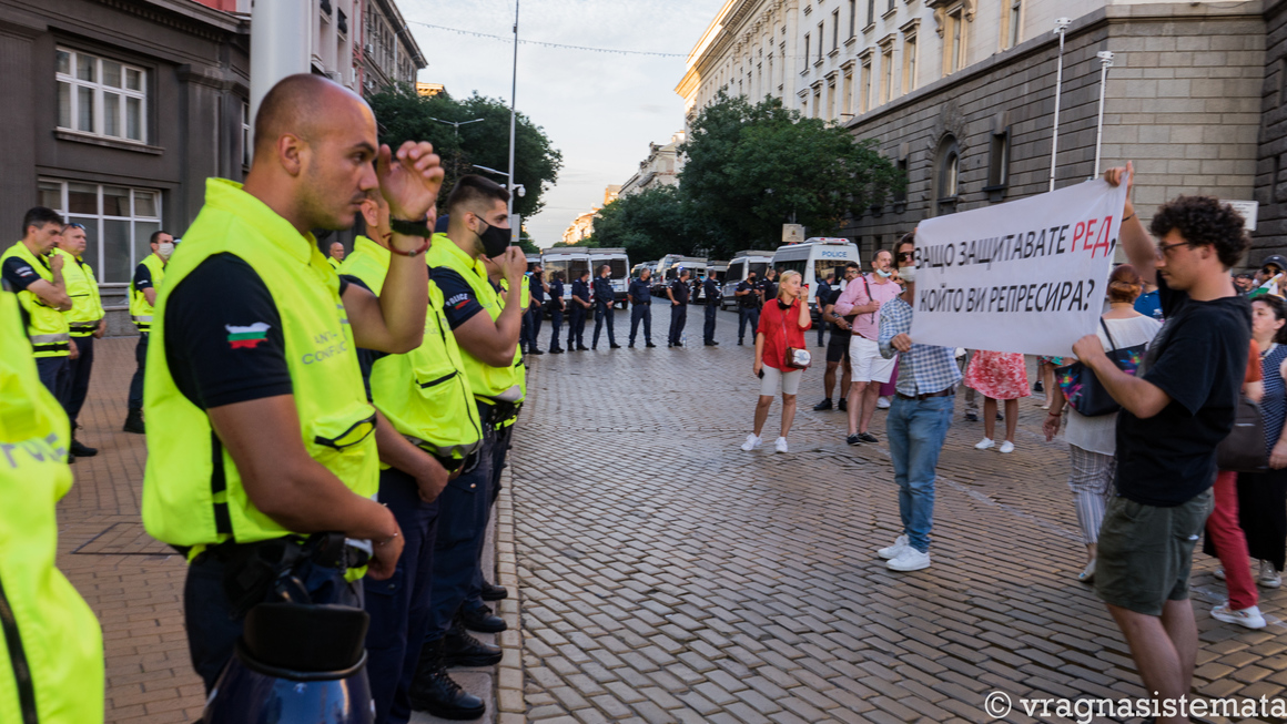 Много голяма част от протестиращите по улиците на София са връстници на Ина - студенти и ученици, млади хора с чест и ценности, които задават нов тон на протестите в сравнение с подобни събития назад в годините.