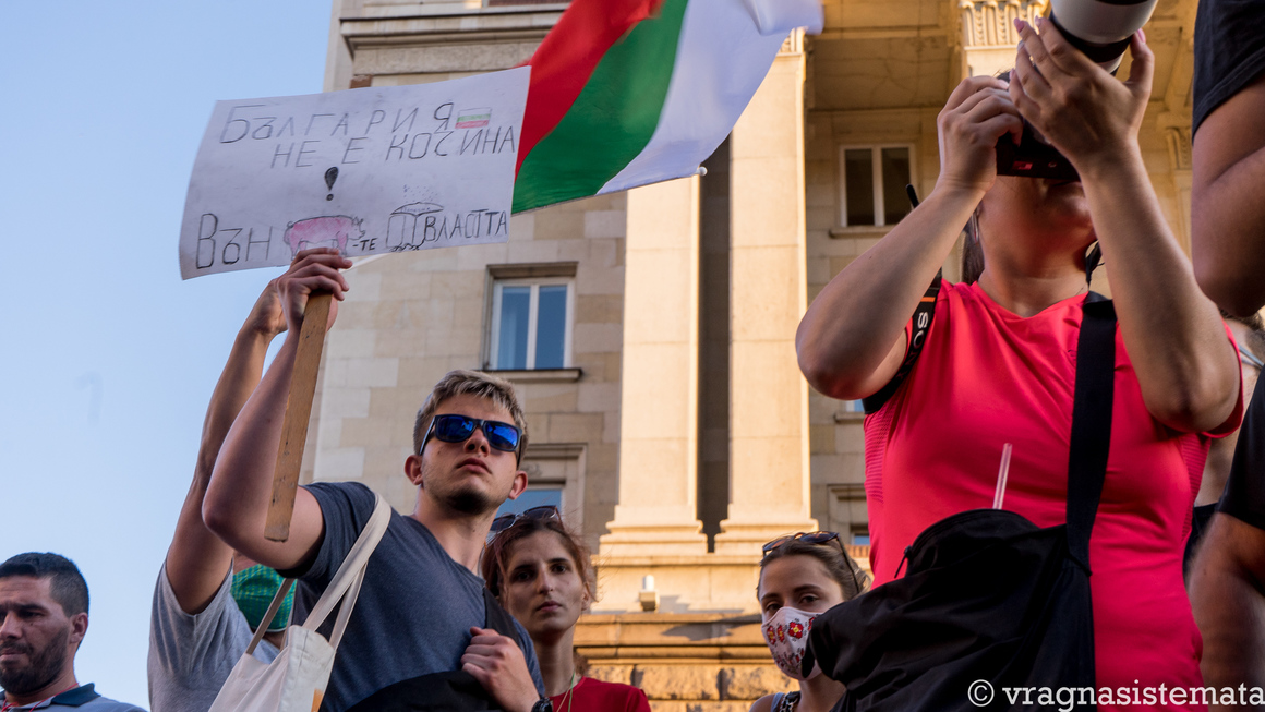 Образите и посланията на протеста са толкова много, че си заслужават всеки кадър.