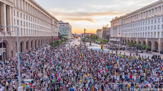 Протестът на Ина: Снимките от корниза на Партийния дом