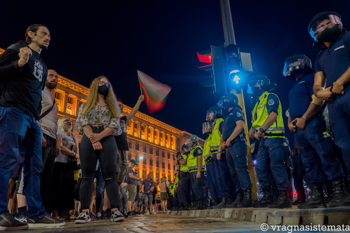 Протестиращите и полицейският кордон пред Министерски съвет