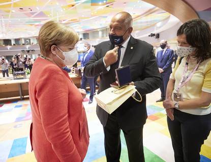 Бъклица с розово масло и "Маската върху носа!": Когато Борисов срещна Меркел на Европейския съвет