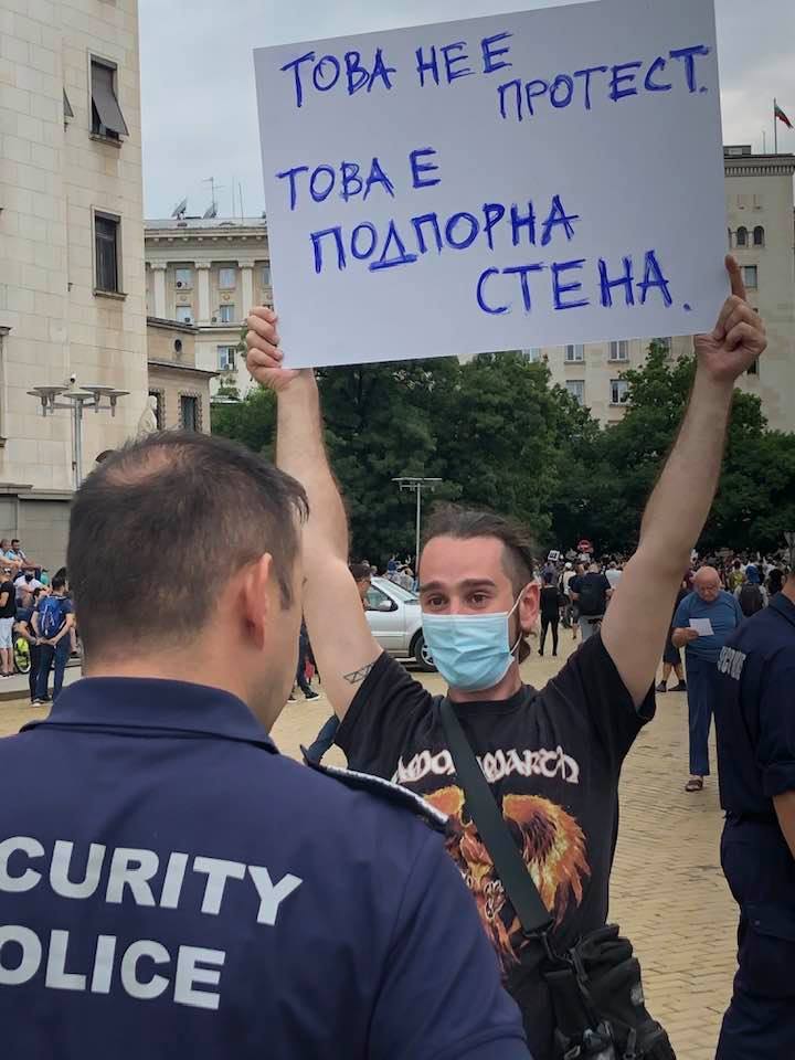 С всеки изминал ден плакатите стават все по-колоритни. Аналогията тук е със строежа на Алепу, където се строи хибридно съоръжение хотел-подпорна стена.
