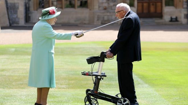 Капитан Том Мур – героят на Великобритания от Covid кризата, вече носи и титлата „сър“, след като получи официално рицарско звание от кралица Елизабет II. <br><br>
Церемонията се проведе в замъка в Уиндзор на 17 юли, а 100-годишният ветеран от британската армия я нарече „уникална“. <br><br>
Капитан Том Мур постави истински рекорд, като събра над 32 милиона паунда чрез своята благотворителна инициатива, а всички средства дари на медиците от Националната здравна служба. <br><br>
Бившият военен си беше поставил за цел да върне жеста на медиците, които преди години са положили огромни усилия да го излекуват от рак. Капитан Мур започна кампания за набиране на средства, а срещу това обеща да направи 100 обиколки на градината в дома си в Марстън Мортейн преди своя 100-годишен юбилей на 30 април. Това, че се придвижва много трудно и използва специална проходилка, нямаше значение – Том Мур постави рекорд на Гинес със събраната сума за изключително кратко време. <br><br>
На 30 април премиерът Борис Джонсън му благодари и капитан Мур получи званието почетен полковник на Колежа на армейската фондация. Днес той вече е сър Том Мур. <br><br>
