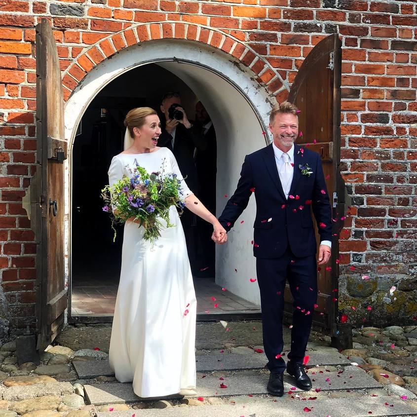 Меденият месец на датския премиер Мете Фредериксен: В самолета, на път за Брюксел