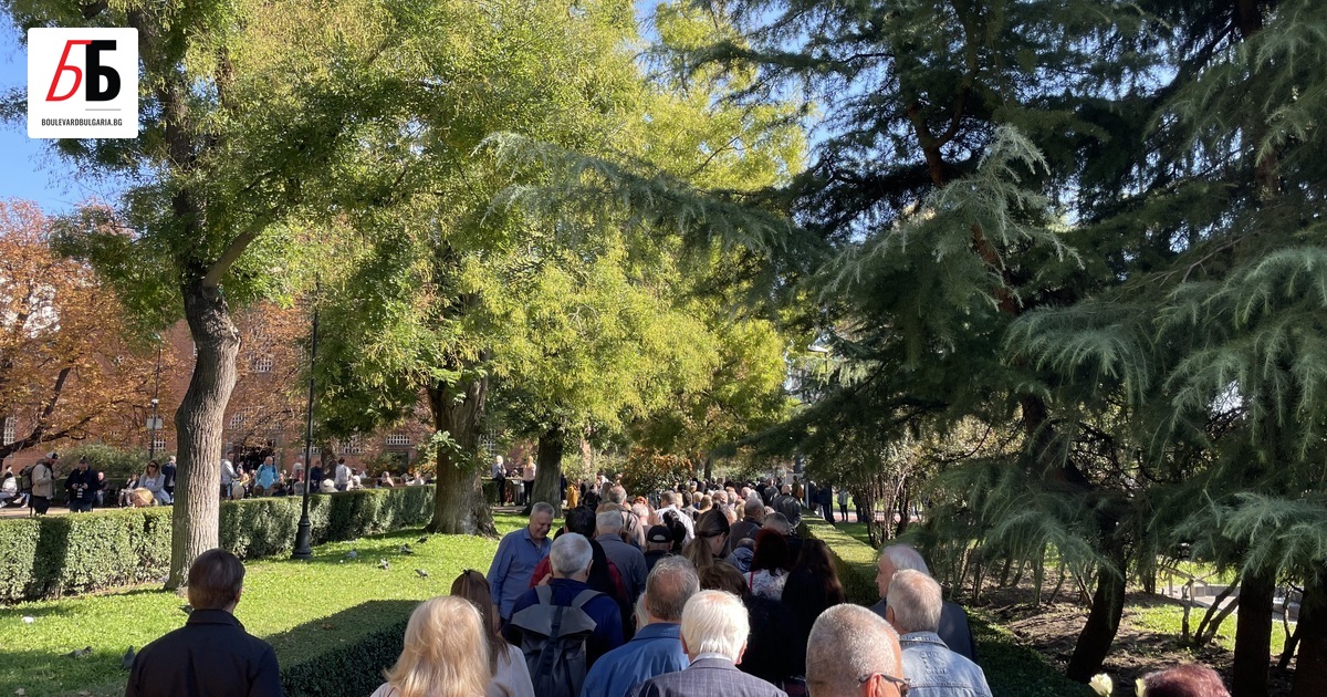 Стотици българи се събраха пред столичния храм Света София, за