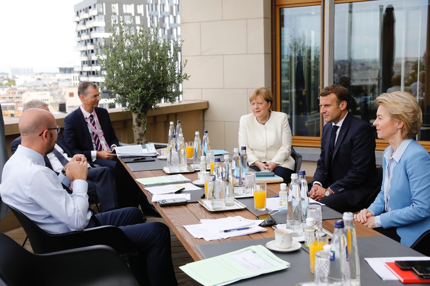 Блокада на преговорите и тропане по масата: Маратонният Европейски съвет продължава