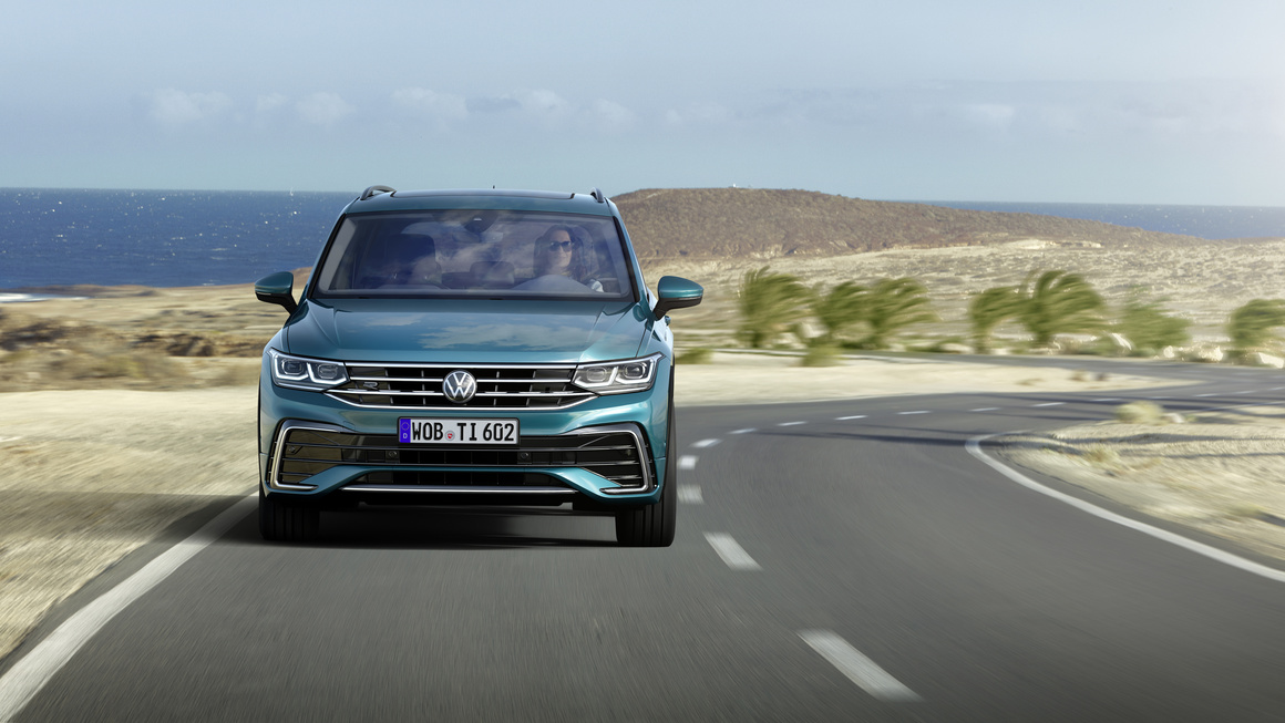 Благодарение на новата система Travel Assist2/3 в Tiguan, компактният SUV модел вече е в състояние да предложи асистирано шофиране със скорост до 210 км/ч. В допълнение към това, в обновения Tiguan е внедрено и най-новото поколение инфотейнмънт системи, които предоставят на водача и пътниците изцяло нова гама от онлайн базирани услуги и функции.