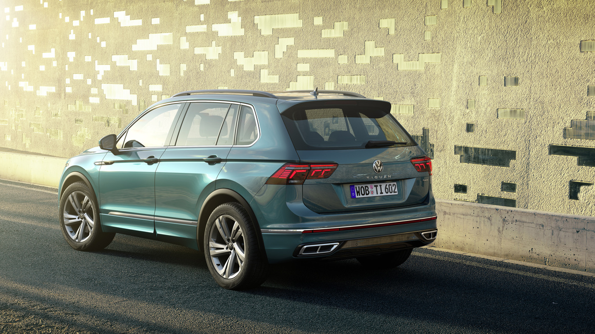 Надписът Tiguan в задната част също вече е разположен в централна позиция и се откроява ясно под емблемата VW.
<br><br>
Специалистите на Volkswagen са преструктурирали изцяло гамата задвижващи агрегати на Tiguan. Сред основните акценти в нея е новият вариант Tiguan eHybrid с plug-in хибридно задвижване (максимална мощност 180 кВт / 245 к.с.). <br><br>
Tiguan eHybrid позволява движение в изцяло електрически режим със скорост до 130 км/ч, а в хибриден режим Hybrid електрическият двигател подкрепя високоефективния TSI (бензинов турбодвигател с директно впръскване на горивото) във фазите на ускорение. Комбинацията от електродвигател и двигател с вътрешно горене в този хибриден режим осигурява впечатляващи нива по отношение на мощността, тъй като електродвигателят е в състояние да осигури допълнителна тяга в точния момент. Режимът GTE на свой ред гарантира изключително динамично поведение на пътя и се активира с едно натискане на бутона до скоростния лост на трансмисията DSG. В режим GTE тяговият електродвигател и TSI агрегата обединяват своите усилия, за да постигнат максималната системна мощност на новия Tiguan eHybrid.