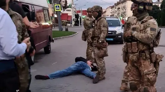 "Гледайте филма с Хоакин Финикс": Заложническата криза в Украйна, която приключи с намесата на президента