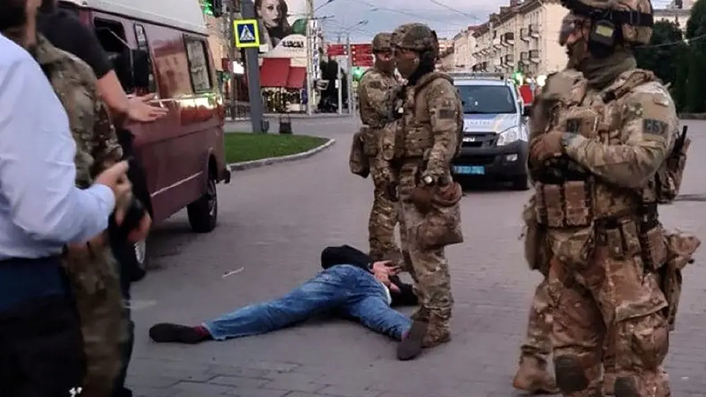 "Гледайте филма с Хоакин Финикс": Заложническата криза в Украйна, която приключи с намесата на президента