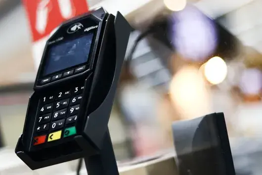 Еврокомисията проверява Visa и Mastercard заради съмнителни такси