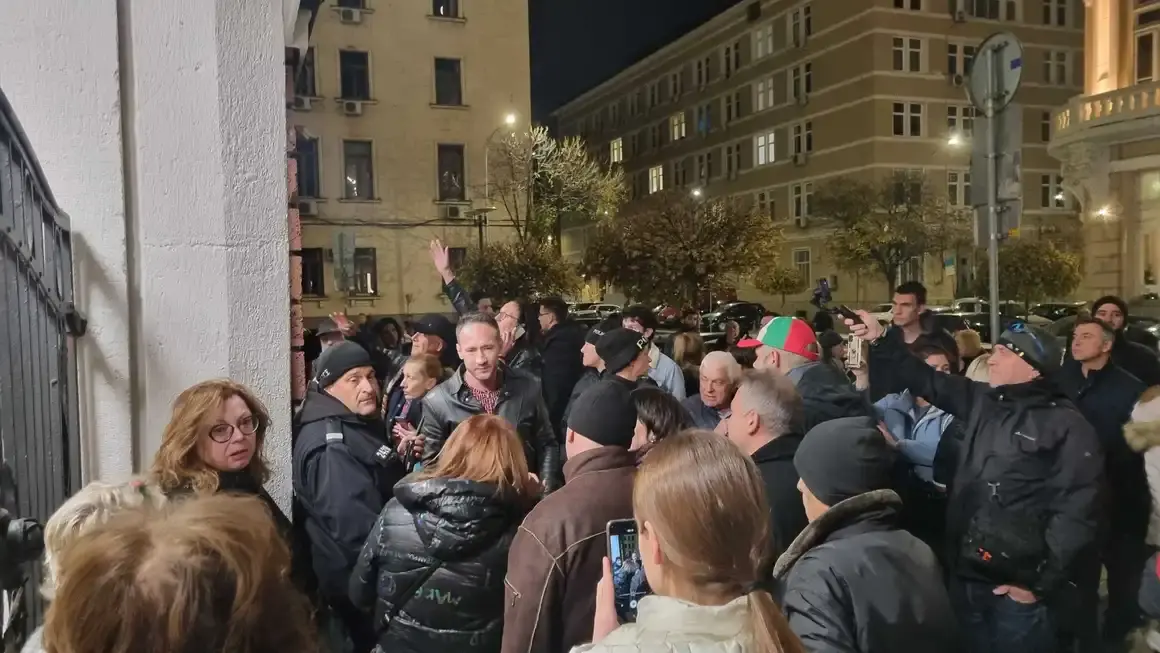 Дарин Ангелов опита да говори с хора от протеста пред Народния театър