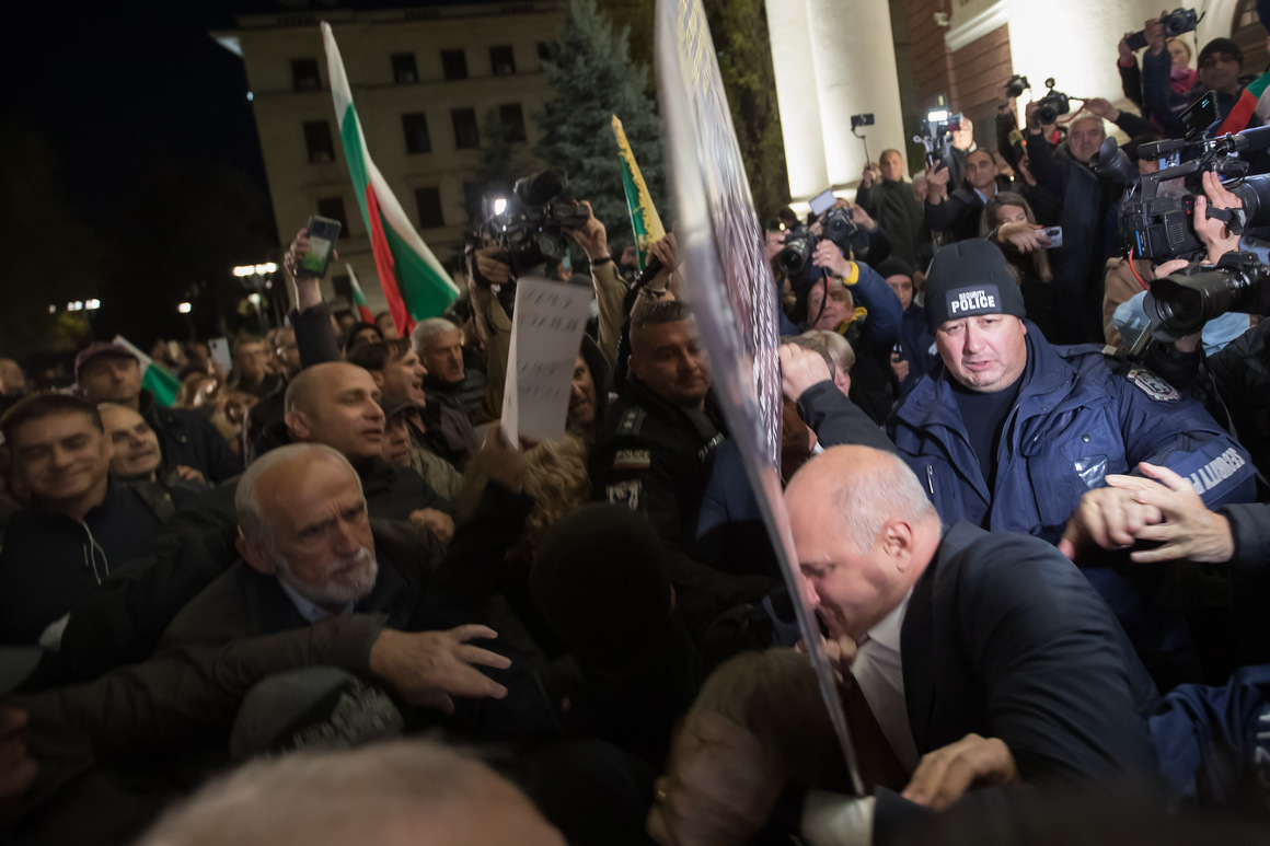 Протестът пред Народния театър срещу Малкович беше груба провокация с агресивна агитка