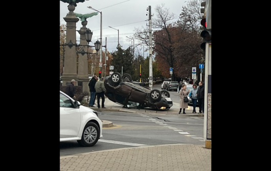 Автомобил се обърна по таван в София на Орлов мост