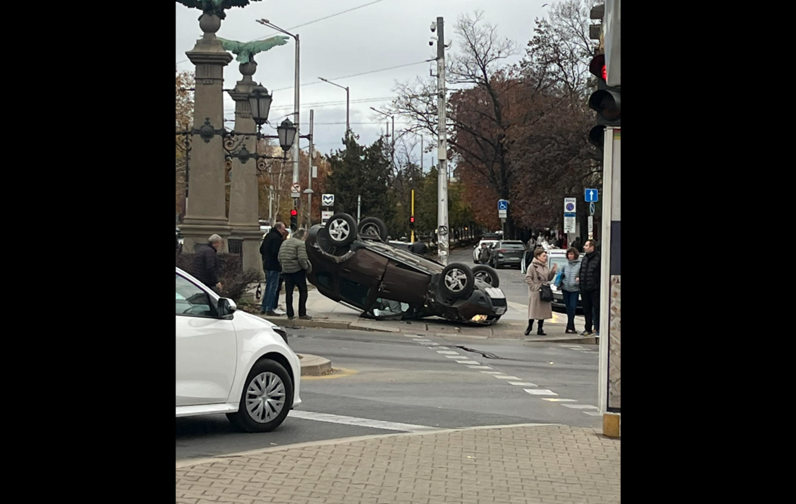 Автомобил се обърна по таван на Орлов мост