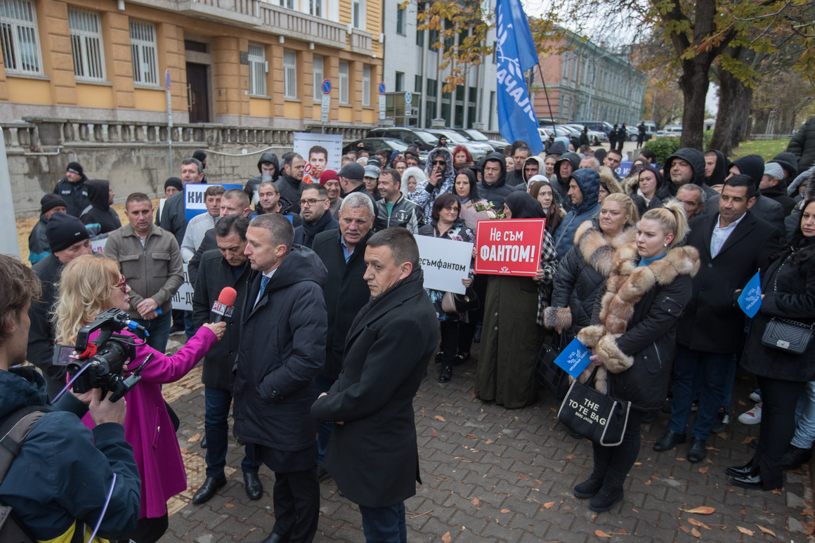 Пеевски доведе рехав протест от Гърмен в София