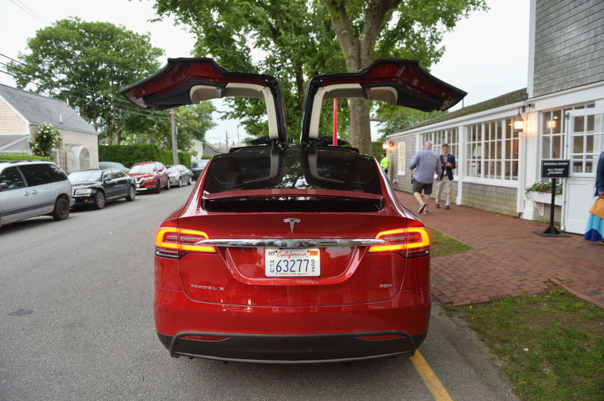 Жалби срещу Tesla: твърдят,че колите сами ускоряват
