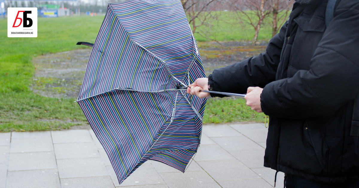 Червен код за ураганен вятър с пориви над 100 км/ч.