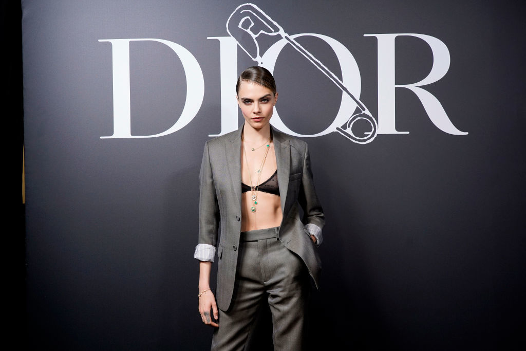 В Париж се провежда седмица на модата, посветена на мъжете. За шоуто на Dior знаменитостите бяха избрали дрес код "костюми". 
<br><br>
На снимката: Моделът и актриса Кара Делевин