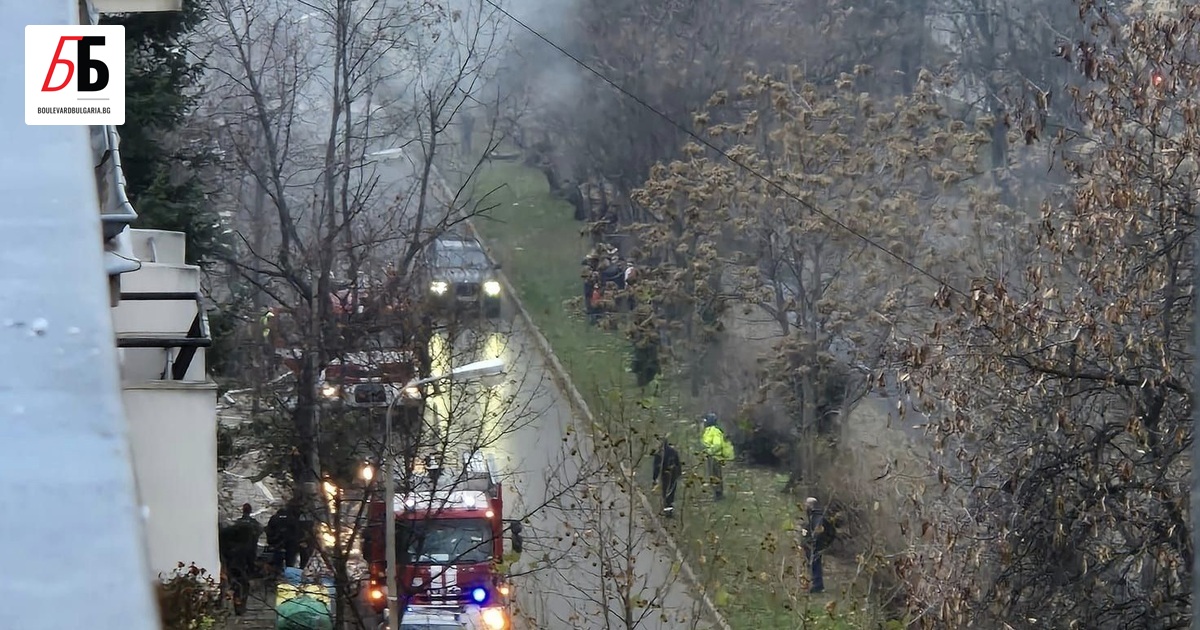 Гори покривът на необитаема сграда на бул. Евлоги Георгиев в