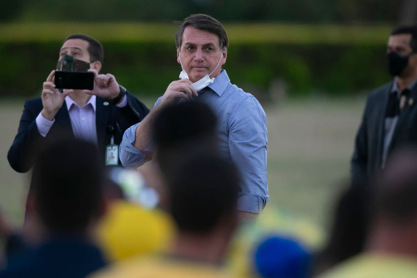 Заразеният с Covid бразилски президент кара мотор и говори с хора, без да носи маска