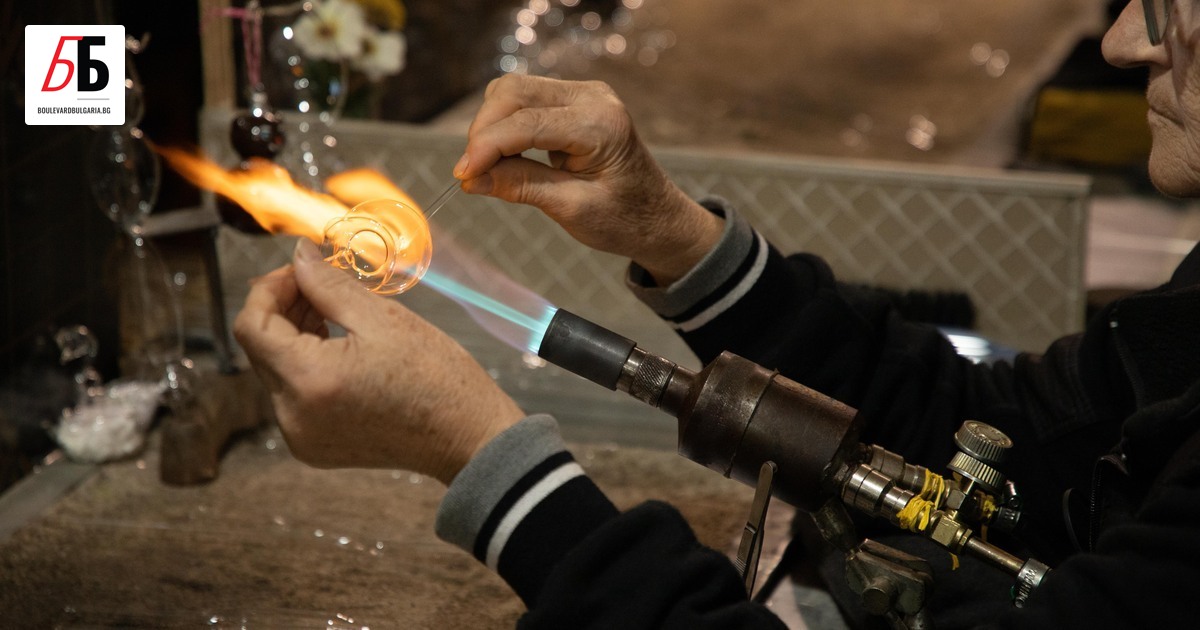 Чрез стъклодувна техника майстори от цял свят превръщат пясък в
