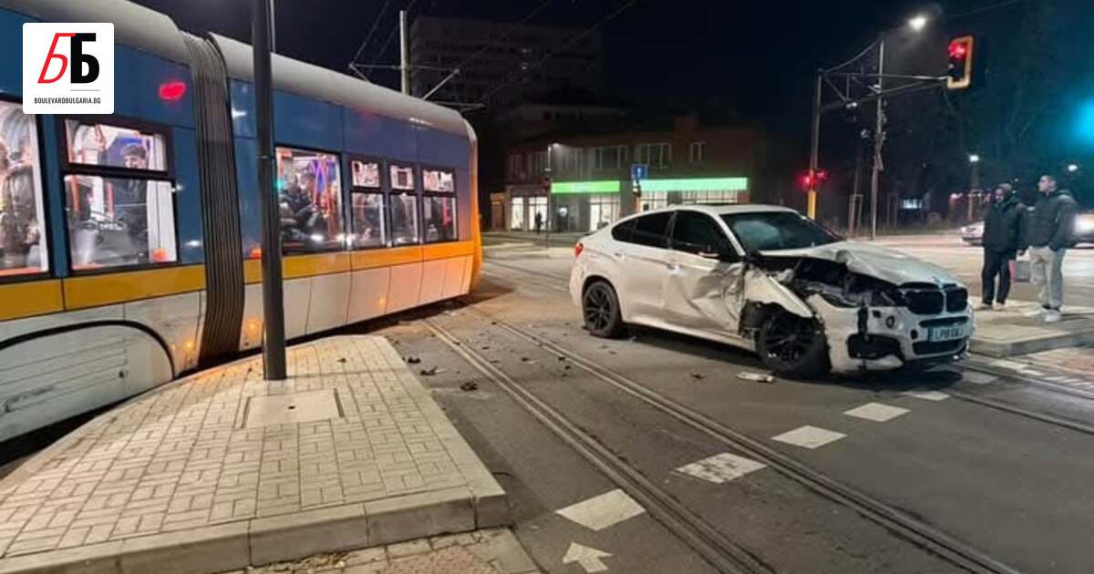 Трамвай дерайлира, след като лека кола с марка BMW го