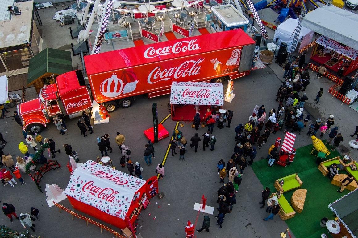 Камионът на добрината на Coca-Cola носи магията на Коледа в девет града в България