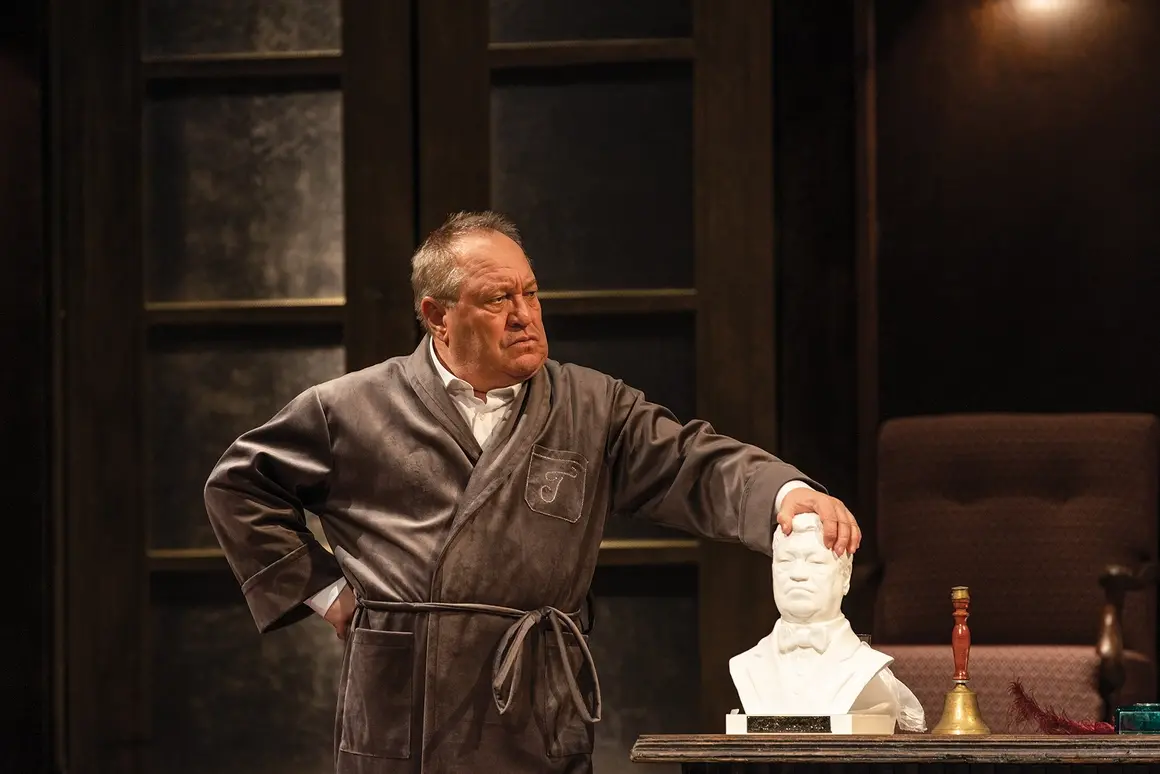 "Големанов", режисиран от Стоян Радев