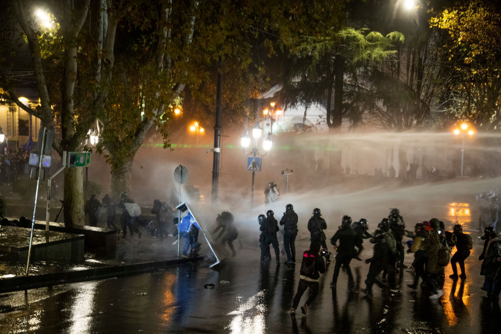 Полицията използва водни оръдия срещу хиляди протестиращи в Грузия