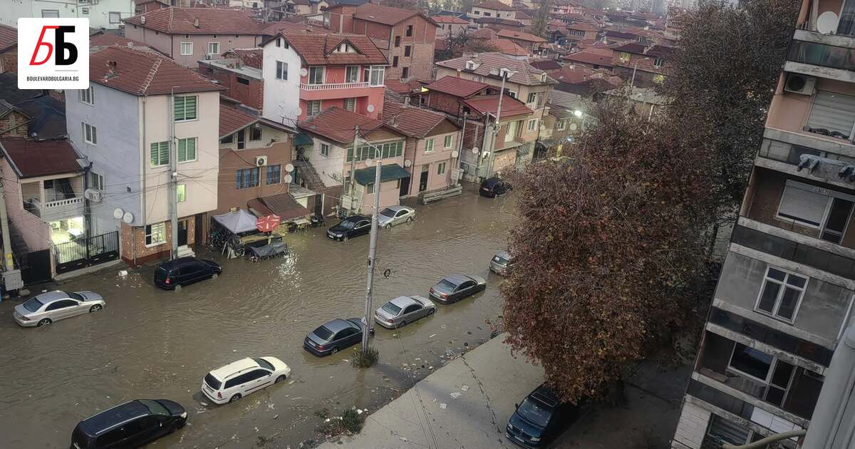 Огромна ВиК авария наводни улица и остави хиляди домакинства в