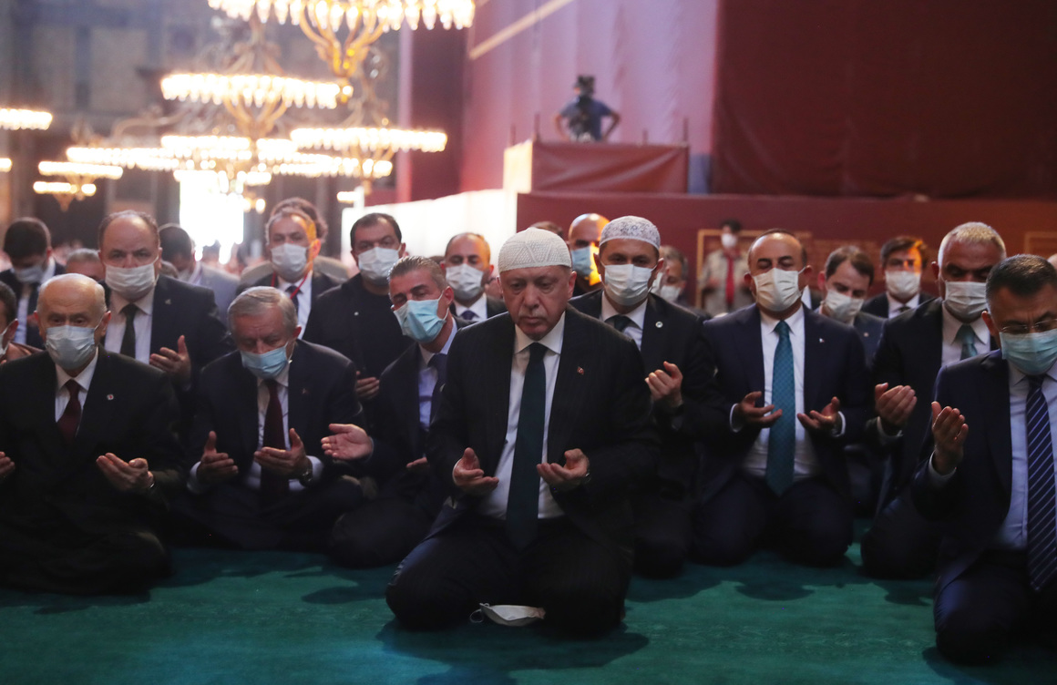 Самият Реджеп Тайип Ердоган присъства на петъчната молитва и произнесе стих от Корана. 