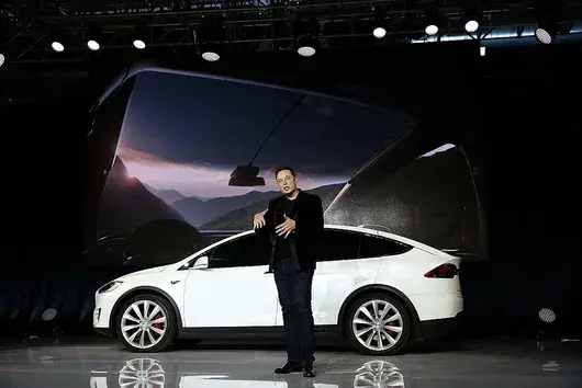 Акциите на Tesla се сринаха с близо 8%