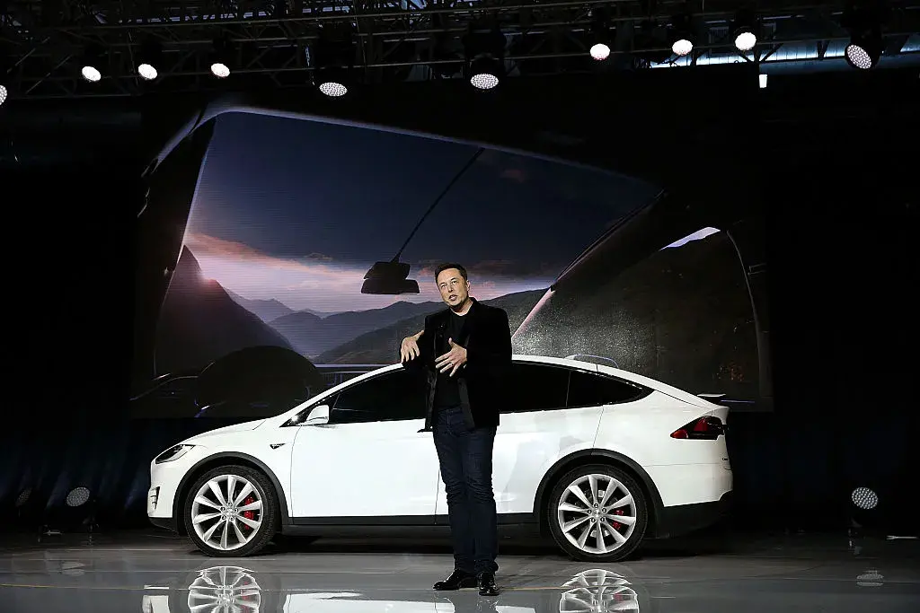 Акциите на Tesla се сринаха с близо 8%