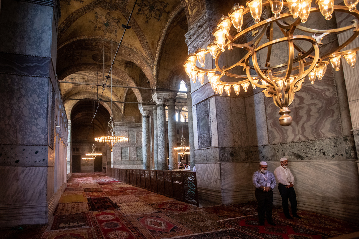 Първото превръщане на византийската катедрала в джамия се случва през 1453 г. след покоряването на Константинопол по време на възхода на Османската империя. Отнемането на "Света София" от християните се е смятало за символ на победата. 