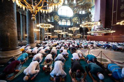 Молитва и траур: Как "Света София" превърна в джамия