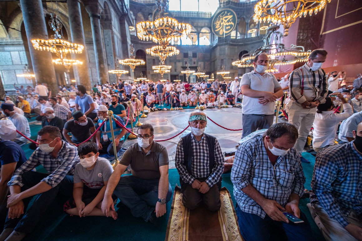 Всички участници в молитвата са призовавани да носят маски , за да не допринесат за разпространението на Covid-19.