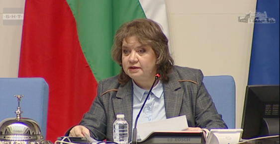 Киселова решава днес дали да пусне референдума на Радев в пленарна зала