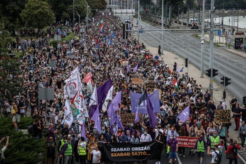 Над 70 оставки на журналисти и масови протести в Унгария