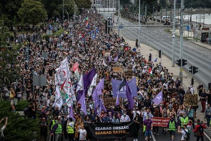 Над 70 оставки на журналисти и масови протести в Унгария